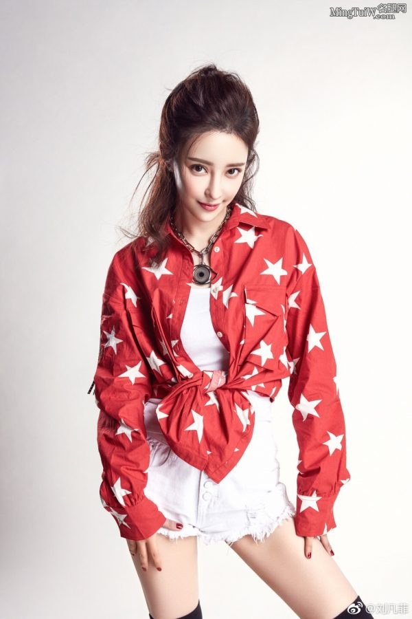 穿性感热裤秀美腿的美少女刘凡菲(3/5)