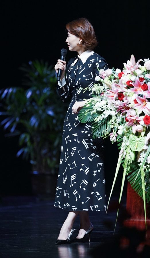 董卿现身活动现场踩高跟鞋秀玉脚背(22/22)