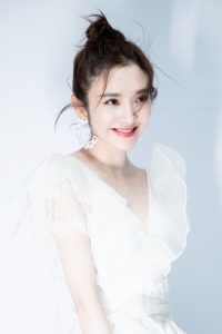 白雪公主唐艺昕沟沟微露