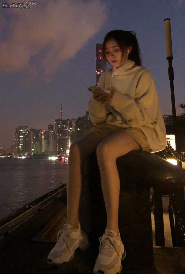 周二珂晚上在河边秀腿(1/5)