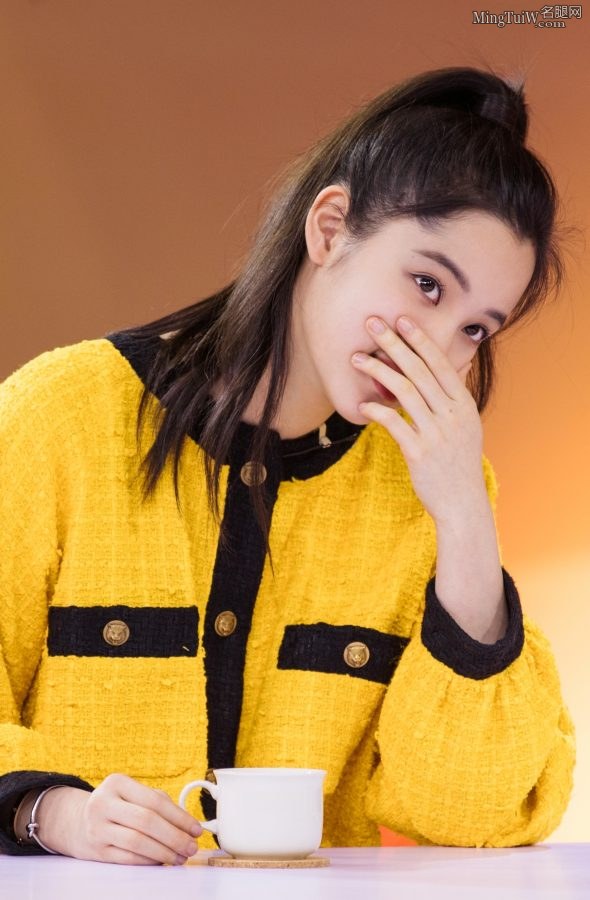 2000年出生的小美女欧阳娜娜黑色筒袜美腿(7/9)