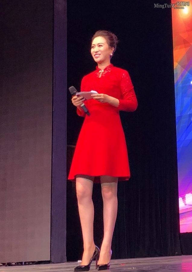 喜欢BTV主持人高燕的高跟腿(2/3)