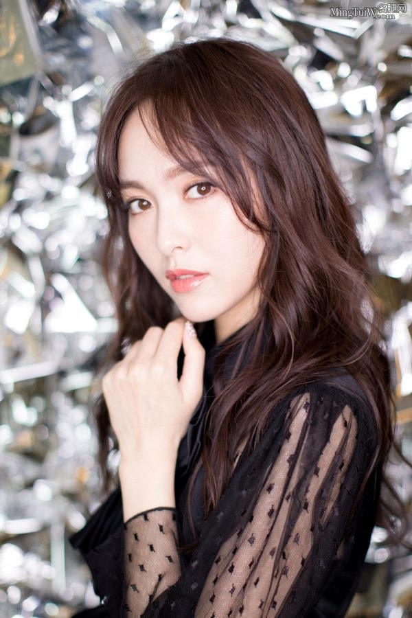 细高挑儿的美女明星唐嫣美靴玉腿宣传(9/10)