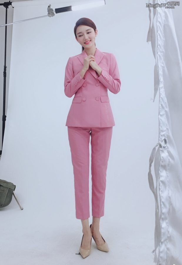 龙洋穿粉色西服套装细高跟鞋上节目前先拍照(3/4)