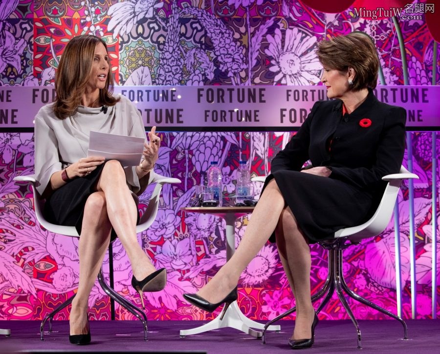 Leigh Gallagher踩细高跟采访穿了丝袜的Marillyn Hewson(1/14)