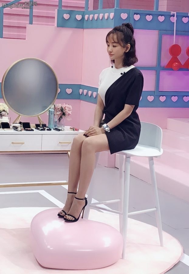 杨蓉穿细高跟鞋玉脚丫曲线优美(1/2)