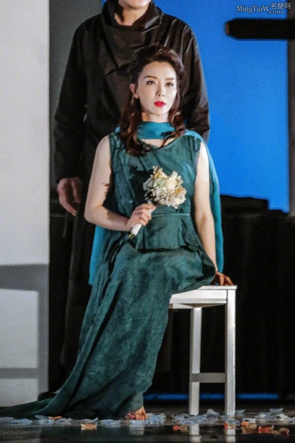 大气的美女明星陈数光着玉足躺着表演话剧(6/6)