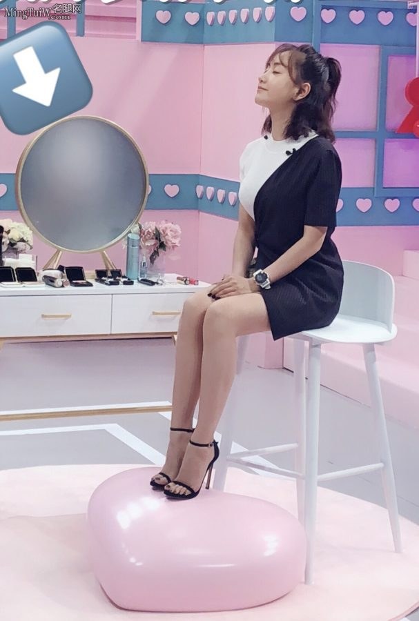 杨蓉穿细高跟鞋玉脚丫曲线优美(2/2)