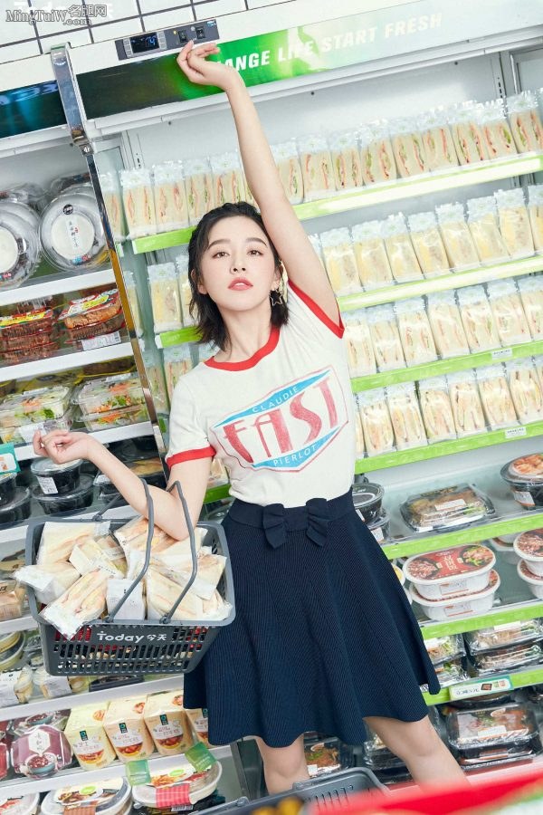 在便利店购物的美腿女星阚清子(2/7)