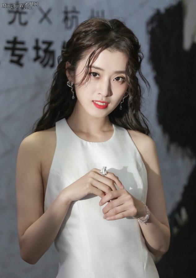 邻家女孩儿李若嘉玉腿高跟参加时尚活动(5/6)