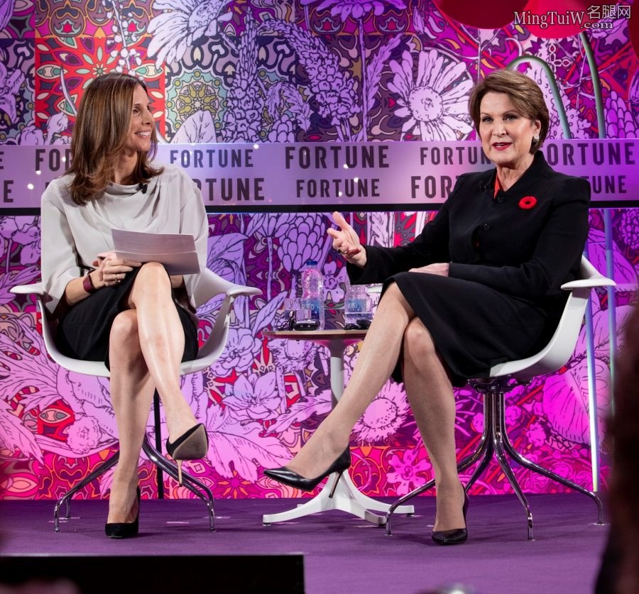 Leigh Gallagher踩细高跟采访穿了丝袜的Marillyn Hewson(5/14)
