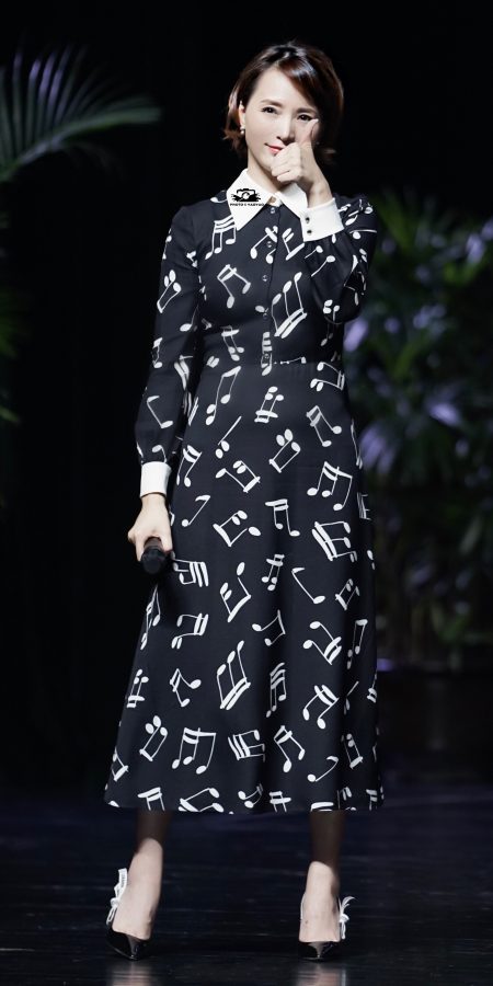 董卿现身活动现场踩高跟鞋秀玉脚背(20/22)