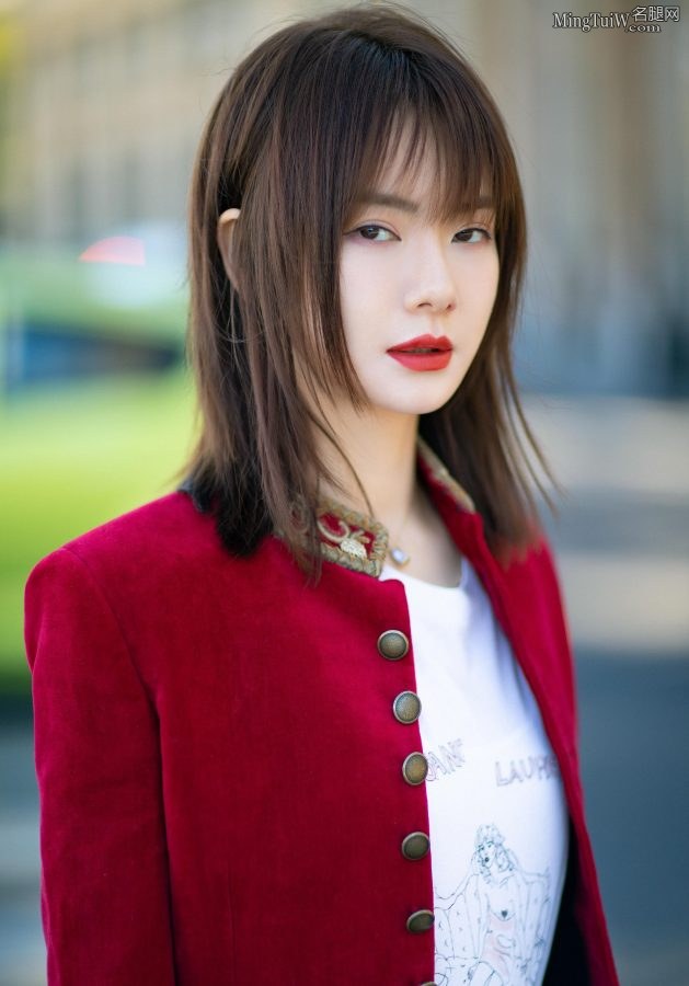 好看的刘海戚薇穿牛仔裤美腿修长(3/6)