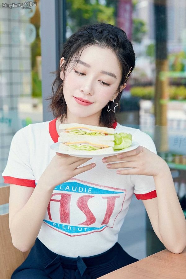 在便利店购物的美腿女星阚清子(6/7)