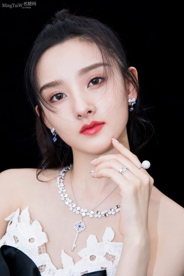 小美女宋祖儿白皙香嫩的脚丫子(4/5)