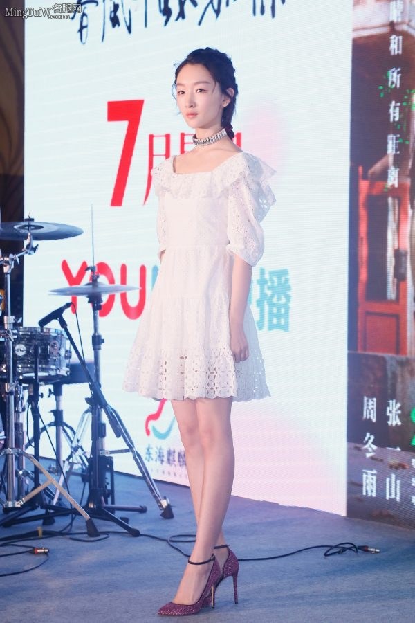 春风十里不如你周冬雨调皮玩舌头(2/3)