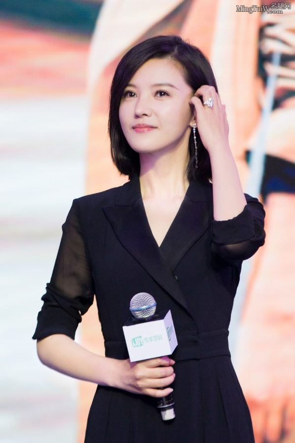 杨子姗脚踩高跟鞋喜欢她的足弓(3/15)