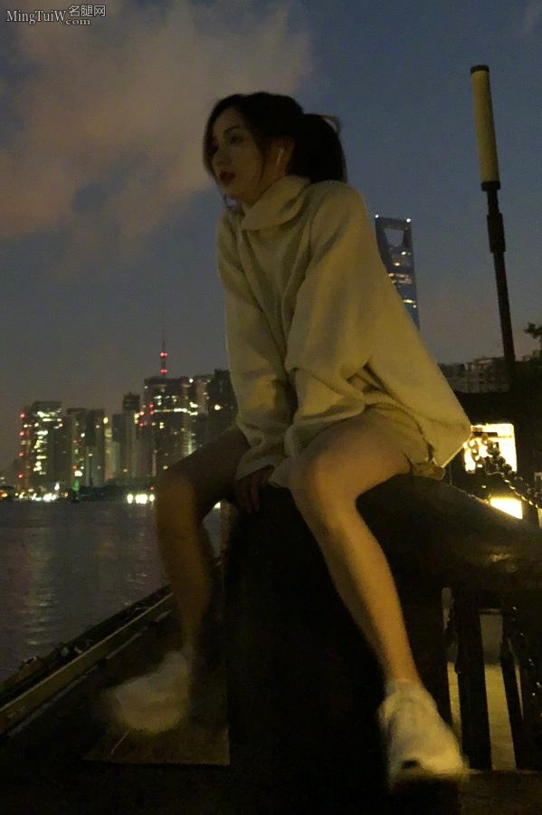 周二珂晚上在河边秀腿(3/5)