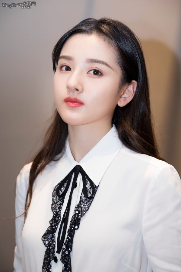 新生代女星宋祖儿翘腿罕见露高跟鞋底(3/7)