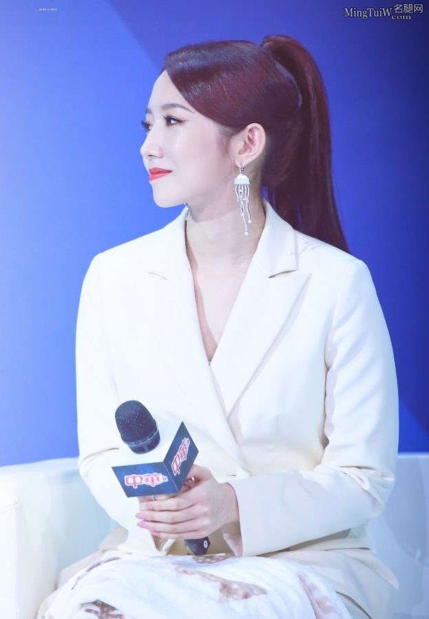 孟美岐的玉腿高跟赶在用毯子盖住腿之前照了两张(9/9)