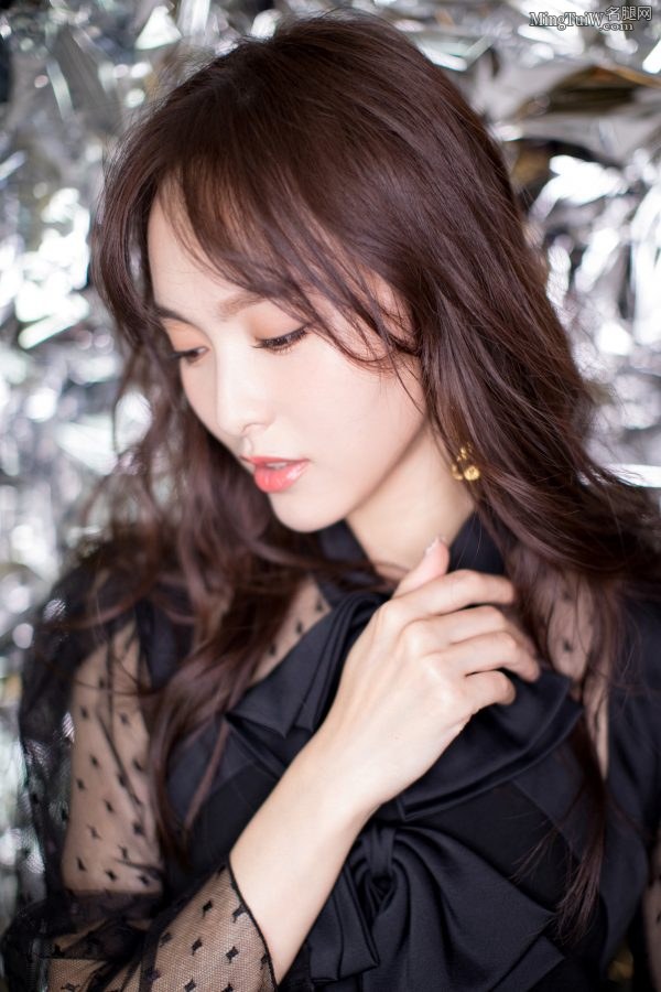细高挑儿的美女明星唐嫣美靴玉腿宣传(7/10)