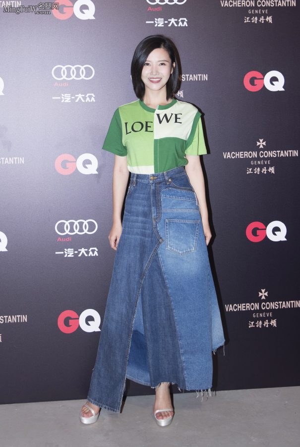 清新的女星杨子姗白色凉高跟脚丫(2/7)