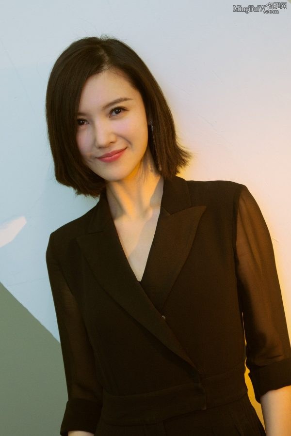 杨子姗脚踩高跟鞋喜欢她的足弓(13/15)