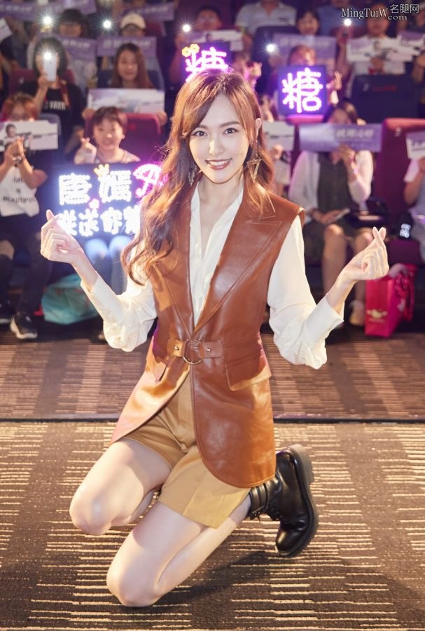 女星唐嫣宣传电源《欧洲攻略》白腿跪姿地上太敬业(1/6)