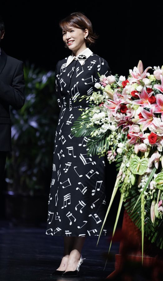 董卿现身活动现场踩高跟鞋秀玉脚背(19/22)