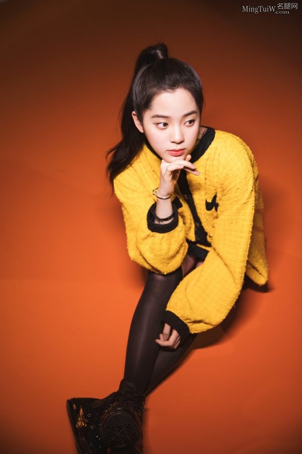 2000年出生的小美女欧阳娜娜黑色筒袜美腿(1/9)