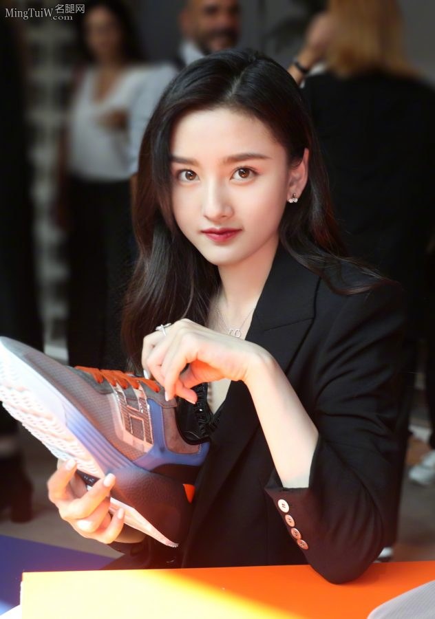 这个女孩有点酷,宋祖儿修长美腿代言运动鞋品牌(6/6)