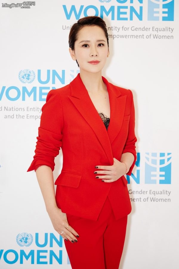 短发海清穿红色西服套装露黑色蕾丝,脚踩白色细高跟鞋显气质(3/9)