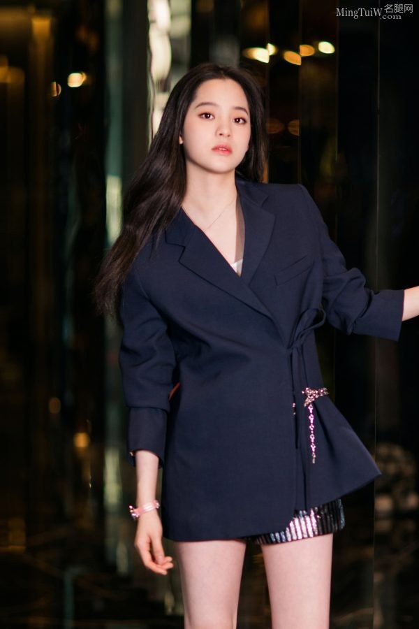欧阳娜娜蓝色西装配短裤露纤细美腿(3/4)