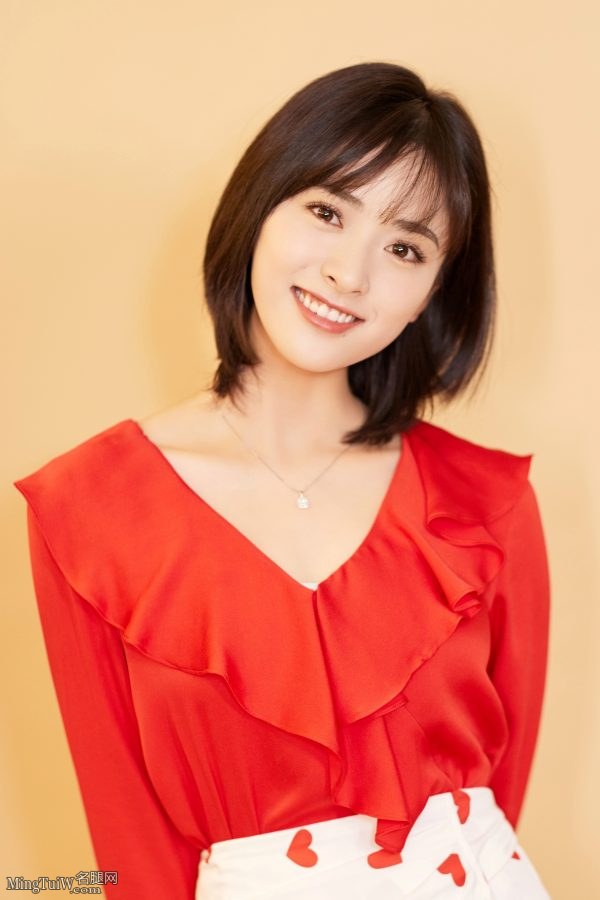 97年演员沈月可爱秀玉腿美足登台(3/8)