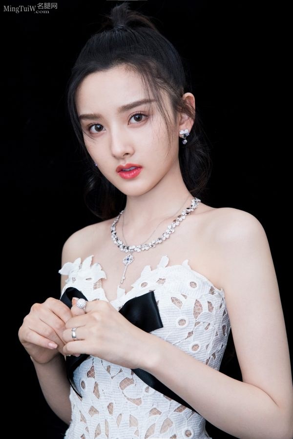 小美女宋祖儿白皙香嫩的脚丫子(3/5)