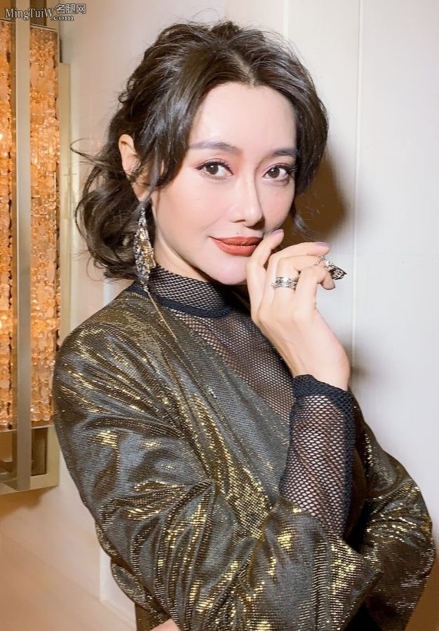 轻熟美女歌手爱戴修长的美腿(4/6)