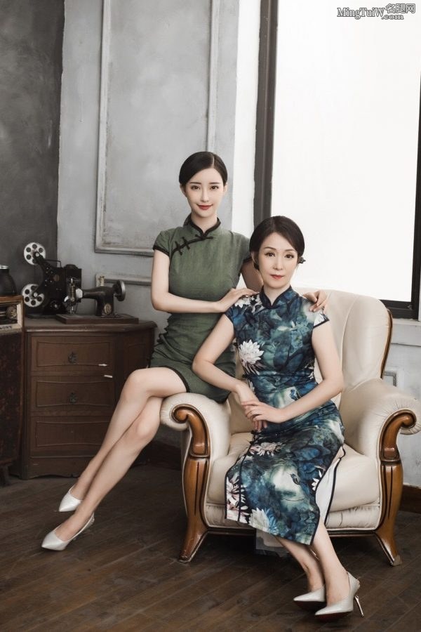 刘凡菲和妈妈穿旗袍显示优美身段更像一对姐妹花(1/9)