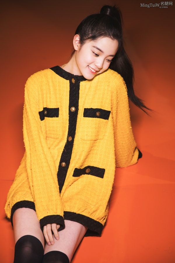 2000年出生的小美女欧阳娜娜黑色筒袜美腿(4/9)