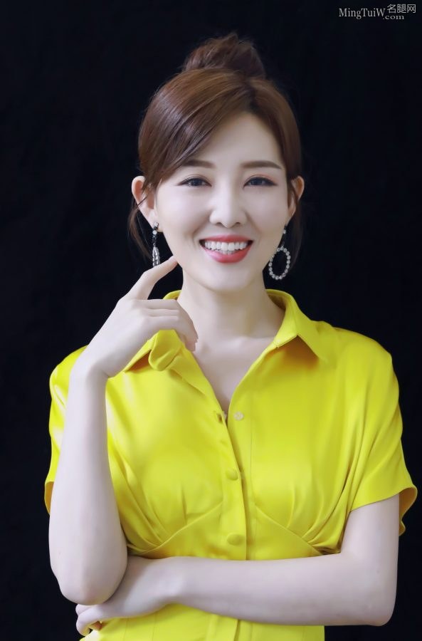Guo Wei wore high heels and took photos before taking the stage to host the award ceremony(2/3)