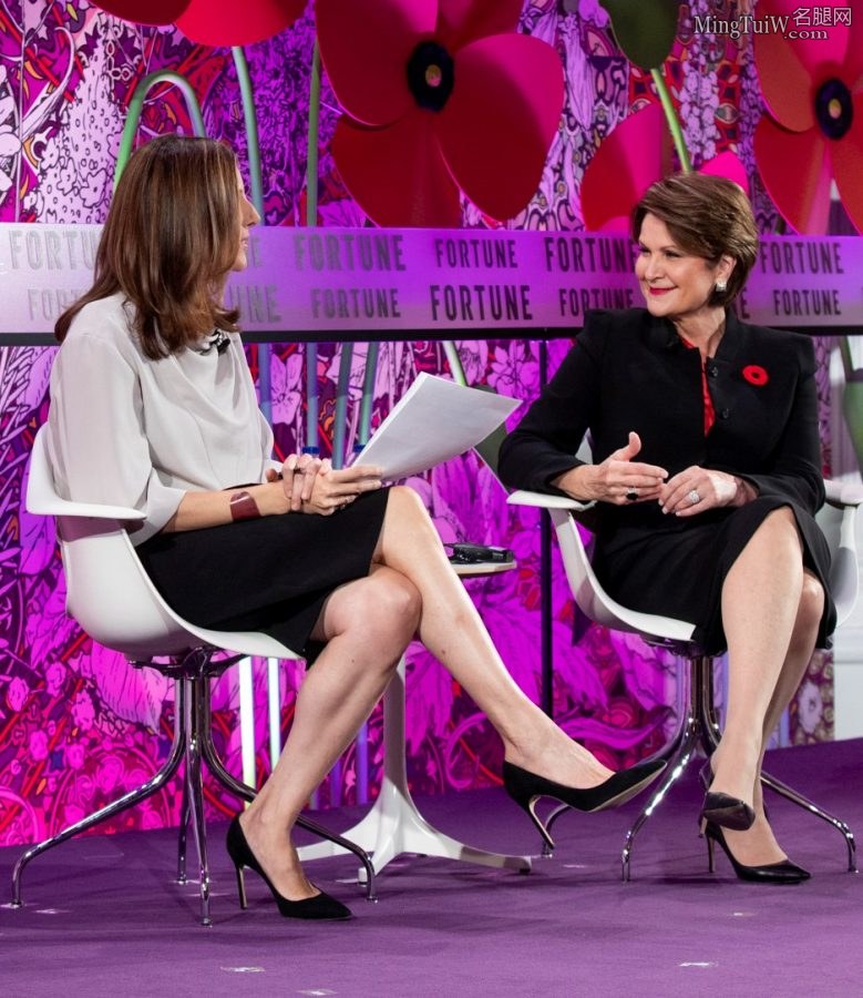 Leigh Gallagher踩细高跟采访穿了丝袜的Marillyn Hewson(13/14)