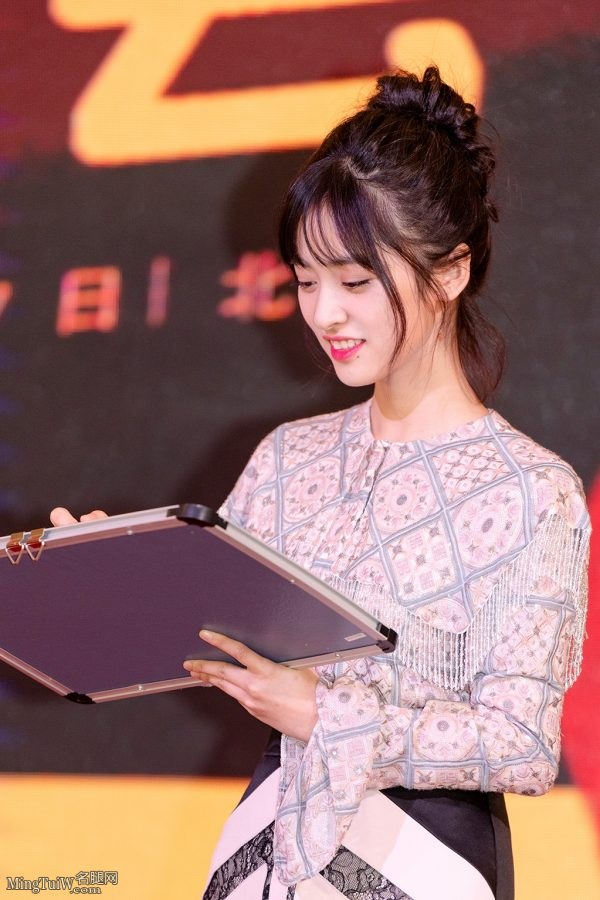 可爱的妹子沈月漂亮脚丫穿蝴蝶结高跟鞋(8/9)
