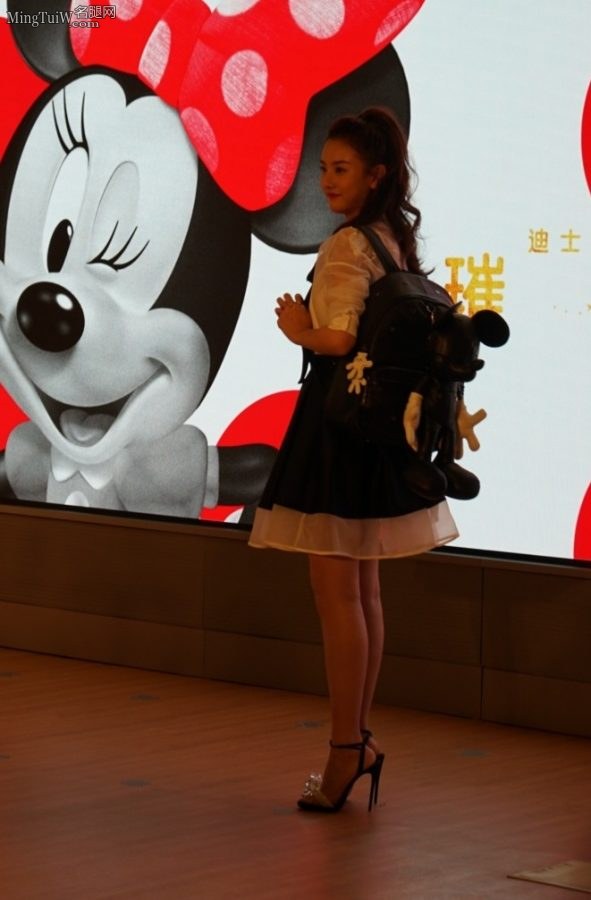 米妮的好朋友宋祖儿玉足踩高跟鞋出席迪士尼商店开业(4/6)
