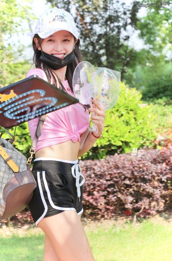 阳光下的孟美岐和吴宣仪外出,青春少女的腿啊(4/6)