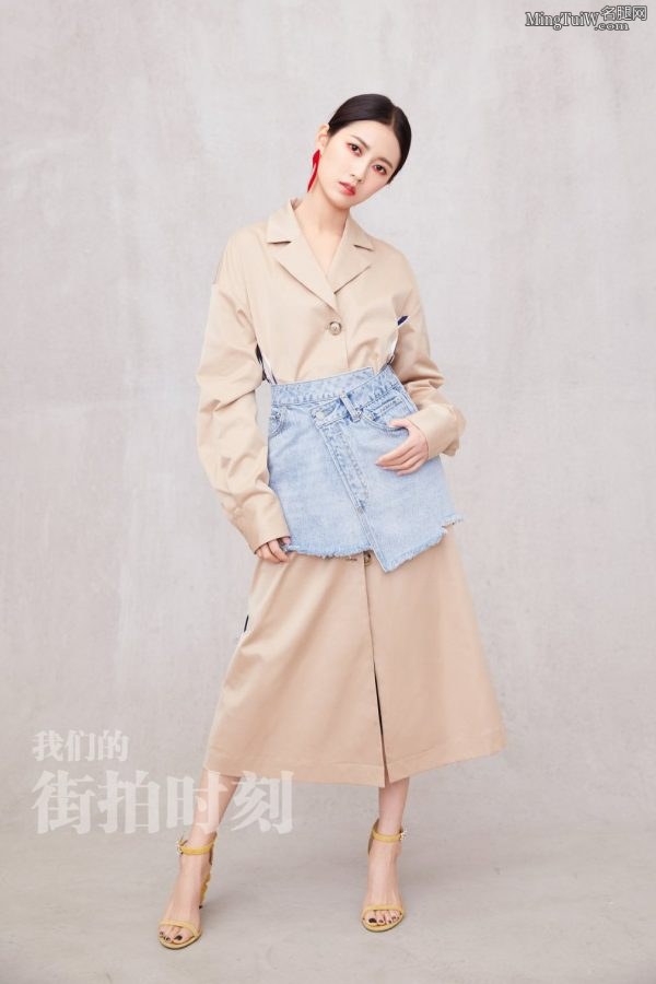 陈钰琪画红眼圈装扮,白皙美足踩凉高跟鞋(1/3)