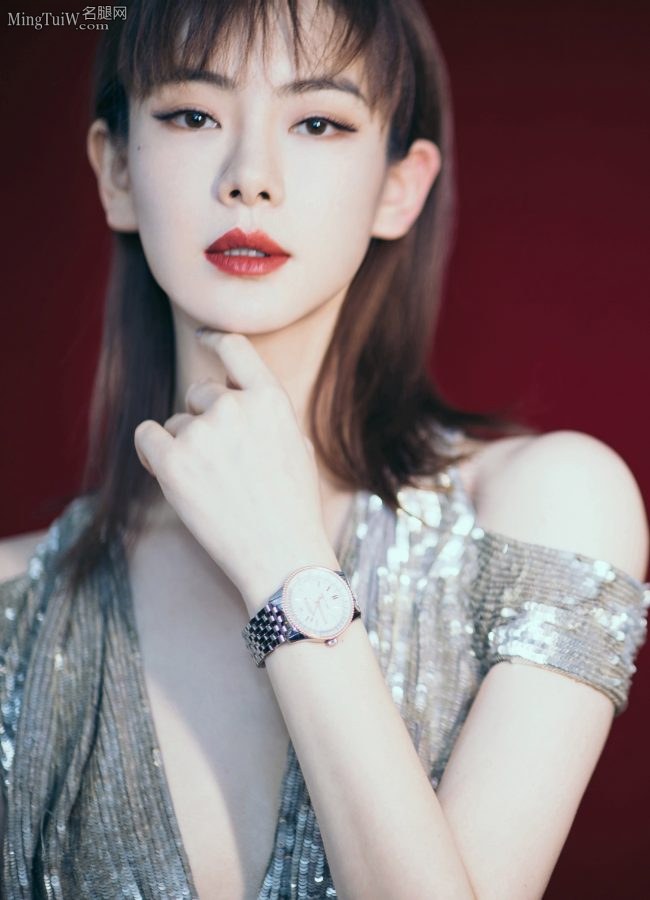 行走的锦鲤戚薇深V连衣裙真的美胸啊(11/11)