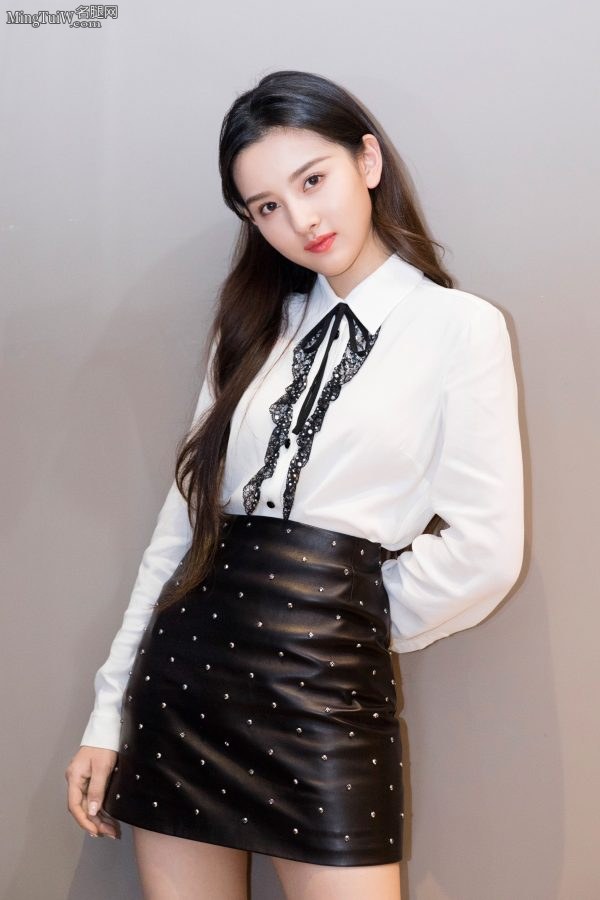 新生代女星宋祖儿翘腿罕见露高跟鞋底(4/7)