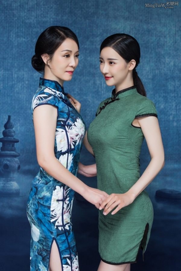刘凡菲和妈妈穿旗袍显示优美身段更像一对姐妹花(4/9)