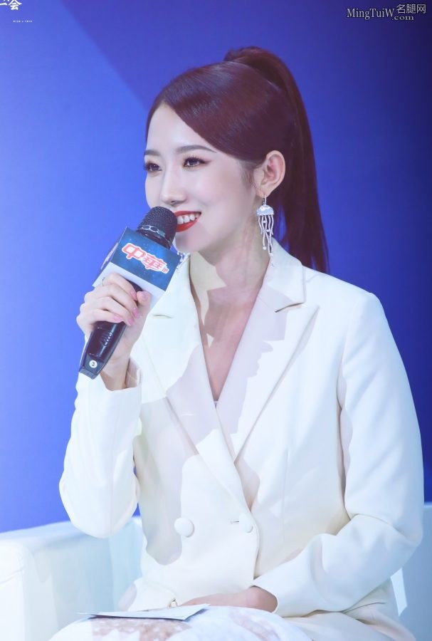 孟美岐的玉腿高跟赶在用毯子盖住腿之前照了两张(3/9)