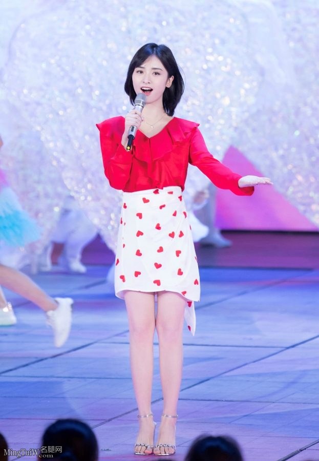 97年演员沈月可爱秀玉腿美足登台(7/8)