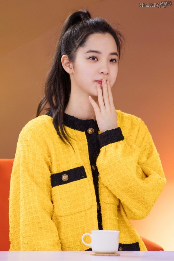 2000年出生的小美女欧阳娜娜黑色筒袜美腿(6/9)
